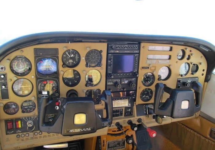 1977 CESSNA 210M2